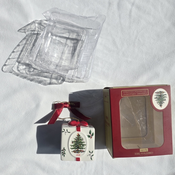 Spode Christmas Tree Ceramic Ornament - Red and Green - Picture 3 of 11